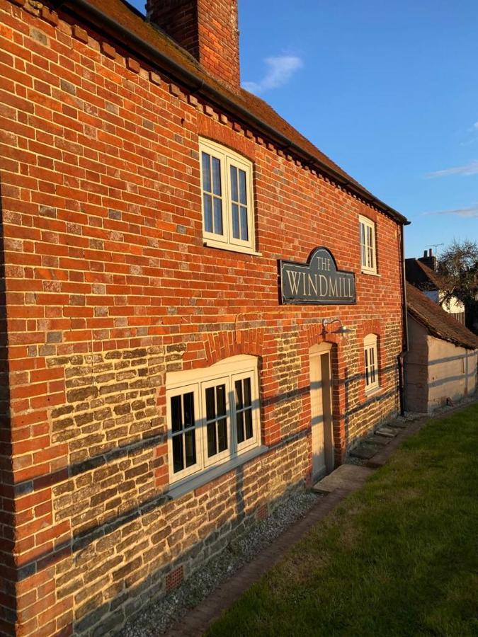 The Windmill Inn Хоршъм Екстериор снимка