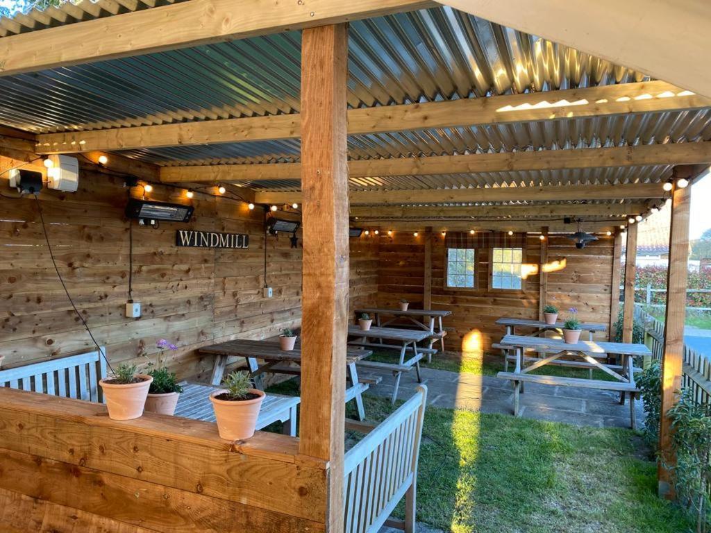 The Windmill Inn Хоршъм Екстериор снимка