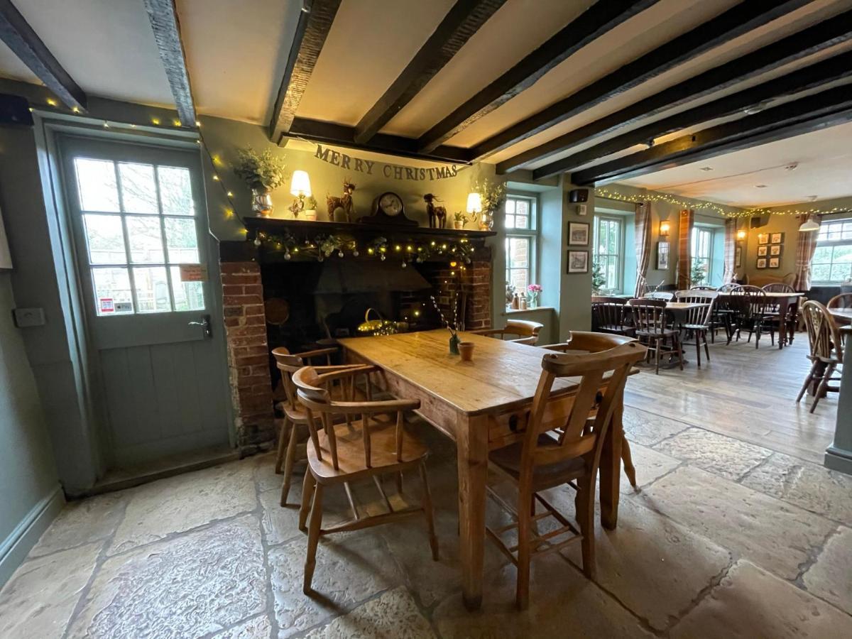 The Windmill Inn Хоршъм Екстериор снимка