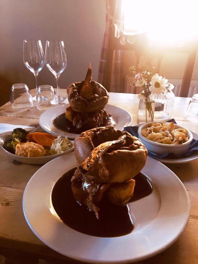The Windmill Inn Хоршъм Екстериор снимка