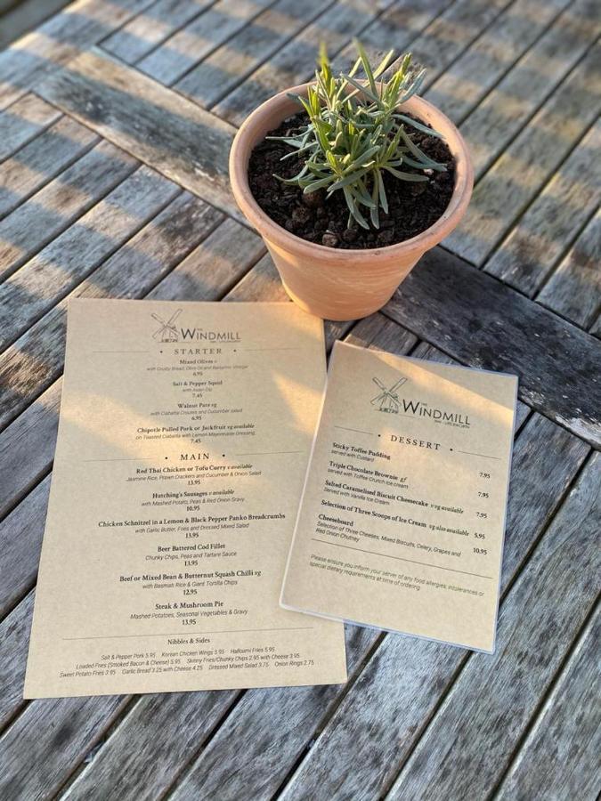 The Windmill Inn Хоршъм Екстериор снимка