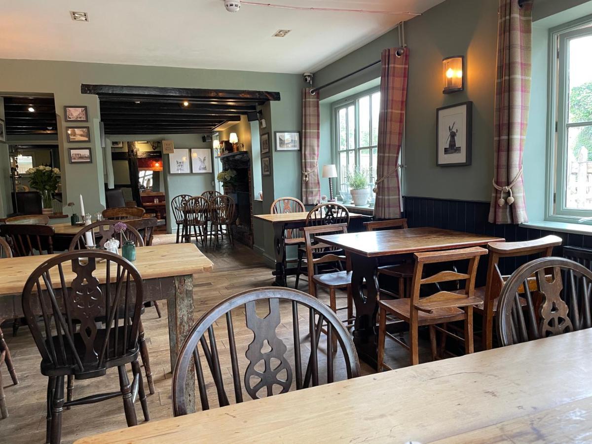 The Windmill Inn Хоршъм Екстериор снимка