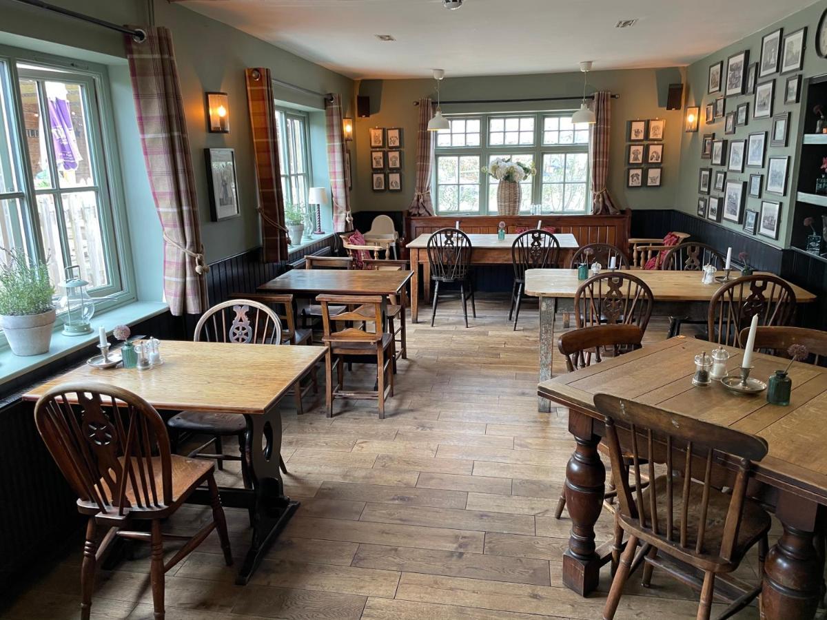 The Windmill Inn Хоршъм Екстериор снимка