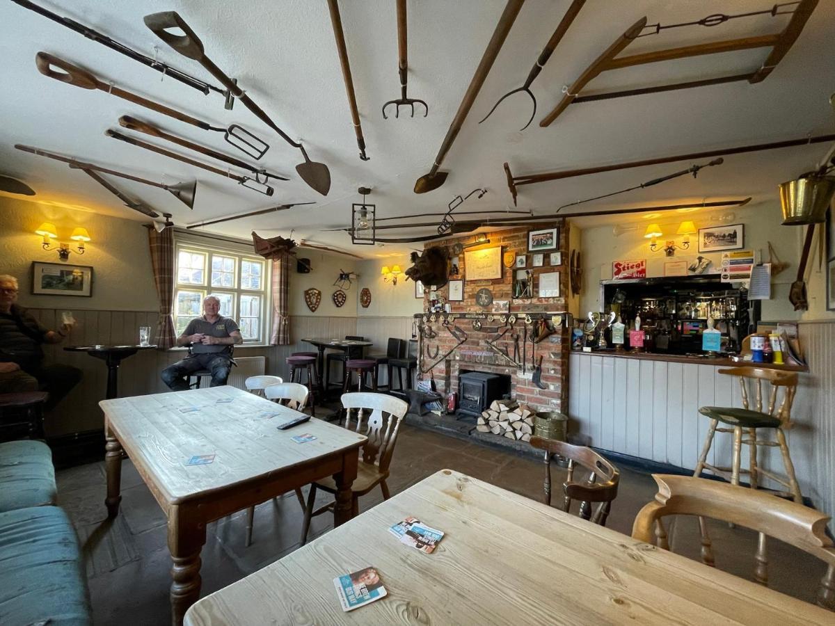 The Windmill Inn Хоршъм Екстериор снимка