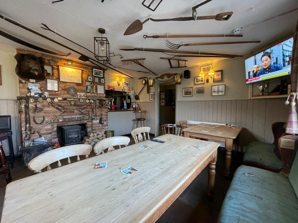 The Windmill Inn Хоршъм Екстериор снимка