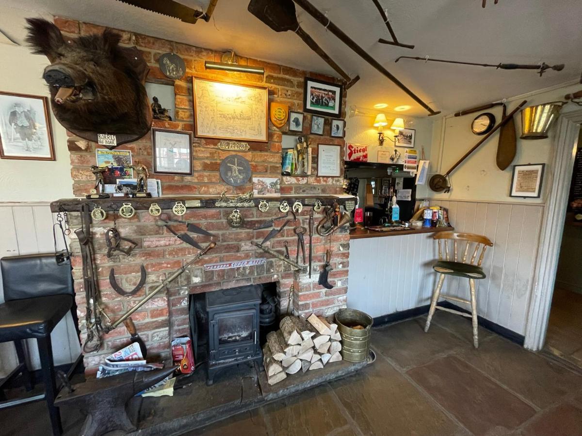 The Windmill Inn Хоршъм Екстериор снимка