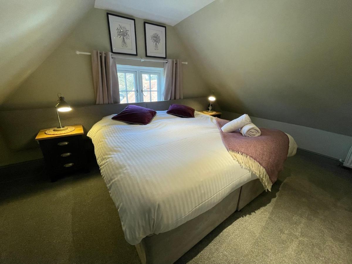 The Windmill Inn Хоршъм Екстериор снимка