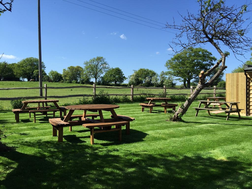 The Windmill Inn Хоршъм Екстериор снимка