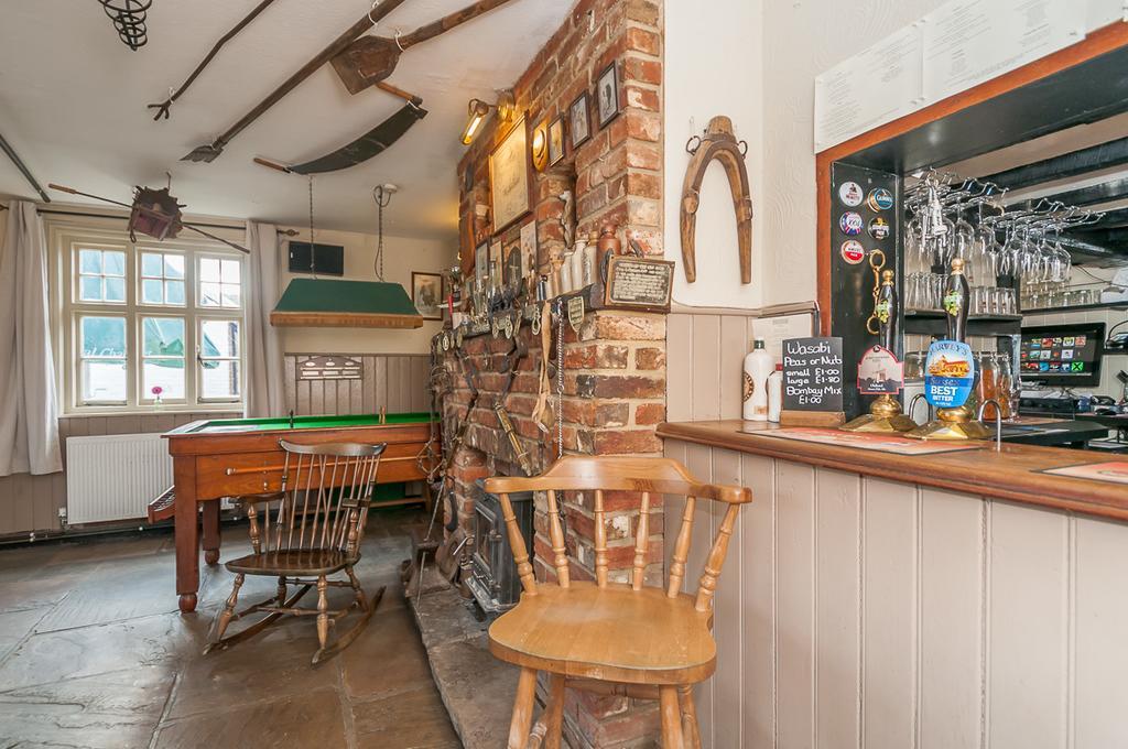 The Windmill Inn Хоршъм Екстериор снимка