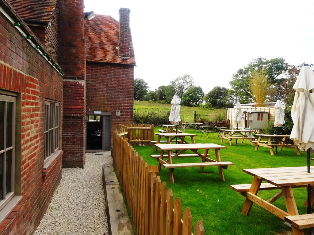 The Windmill Inn Хоршъм Екстериор снимка