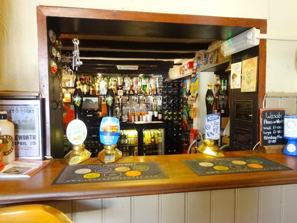 The Windmill Inn Хоршъм Екстериор снимка