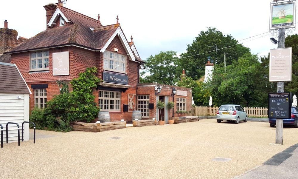 The Windmill Inn Хоршъм Екстериор снимка